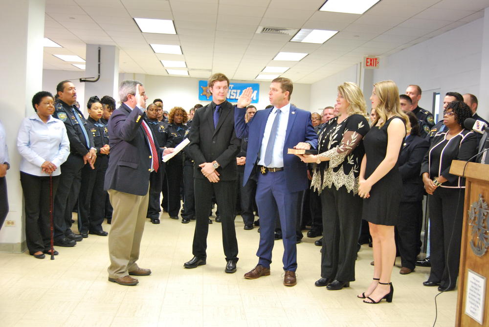 Sheriff Scott Anslum taking oath