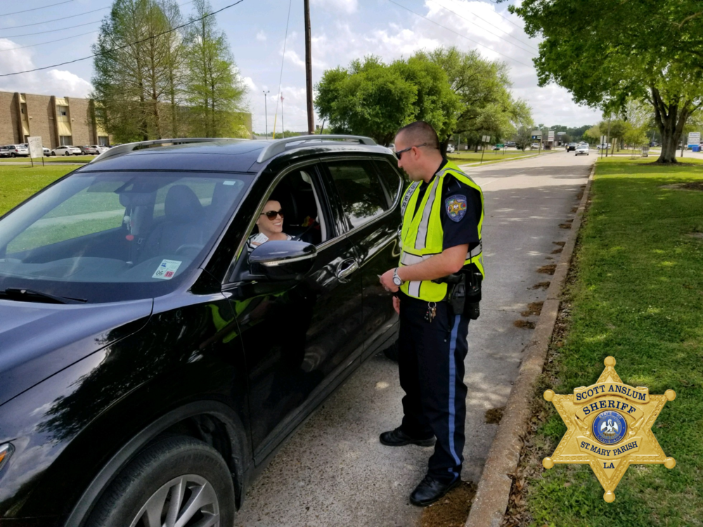 photo of sheriff deputy handing out free Wendys Frosty ticket